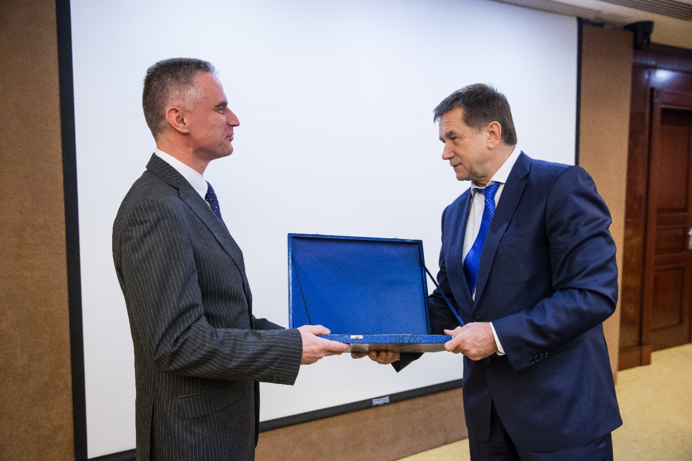 Sergey Khomyakov (rechts) gratulierte Oleg Safronov, stellvertretender Leiter des Bereichs Software-Begleitung der Abteilung Automatisierungstechnik der Verwaltung Automatisierung der OOO Gazprom Dobycha Yamburg, zur Preisverleihung