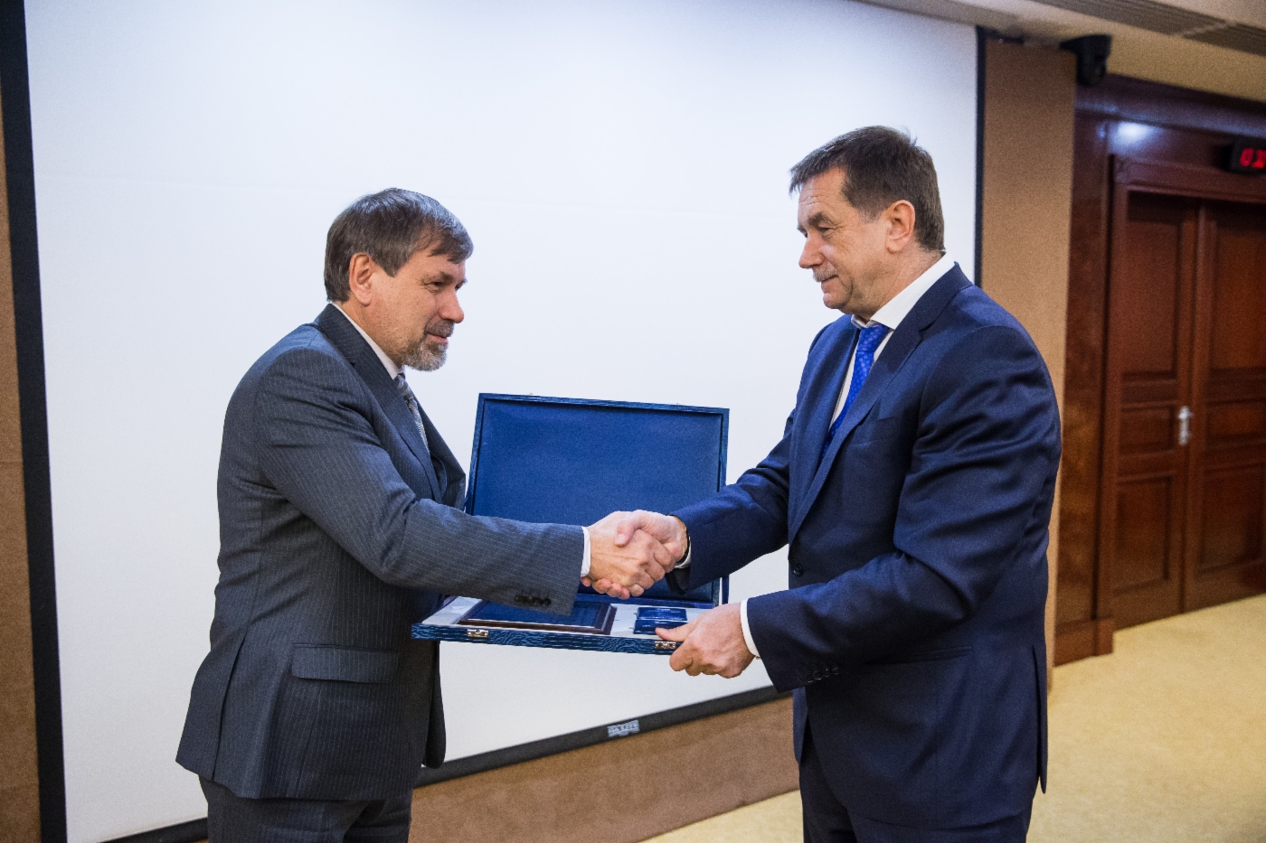 Sergey Khomyakov (rechts) gratulierte Mikhail Sosnin, Leiter der Abteilung Mess-, Steuerungs- und Regeltechnik der Gasfeld-Verwaltung der OOO Gazprom Dobycha Yamburg, zur Preisverleihung