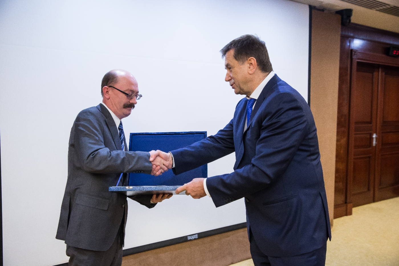 Sergey Khomyakov (rechts) gratulierte Asgat Faisullin, Gasfeld-Leiter der Gasfeldverwaltung der OOO Gazprom Dobycha Yamburg, zur Preisverleihung