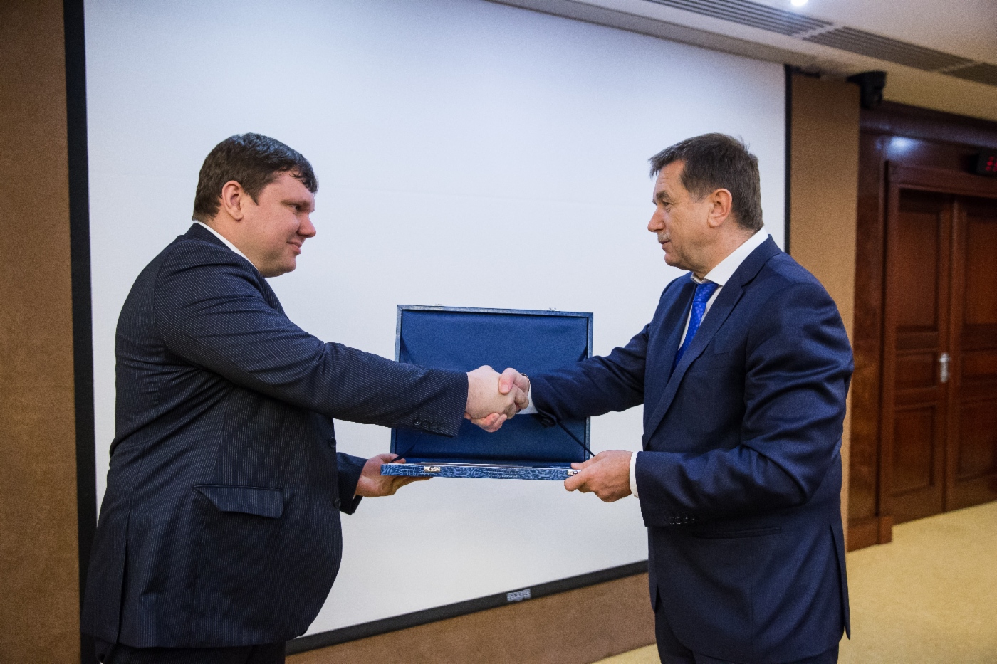 Sergey Khomyakov (rechts) gratulierte Ilya Dyachenko, Chefexperte der Abteilung Automatisierung technologischer Prozesse des Departments Automatisierung von Systemen im verfahrenstechnischen Prozessmanagement, zur Preisverleihung