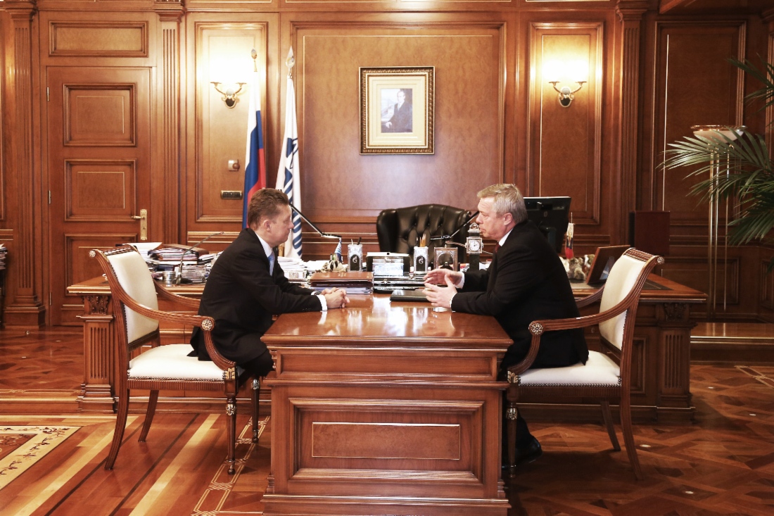 Alexey Miller und Vasily Golubev während ihres Arbeitstreffens