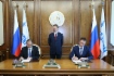 In Moskau wurde im Beisein des Vorstandsvorsitzenden der PAO Gazprom, Alexey Miller, ein Vertrag zwischen der АО NIPIGAZpererabotka und der China Gezhouba Group Corporation (CGGC) zur Durchführung von der chinesischen Gesellschaft der Bauarbeiten und Montage der Anlagen zur kryogenen Gastrennung im Gasverarbeitungswerk Amur unterzeichnet. Auf dem Foto – der Vizepräsident der CGGC, Chen Xiaohua, und der Vorstandsvorsitzende der SIBUR, Dmitry Konov