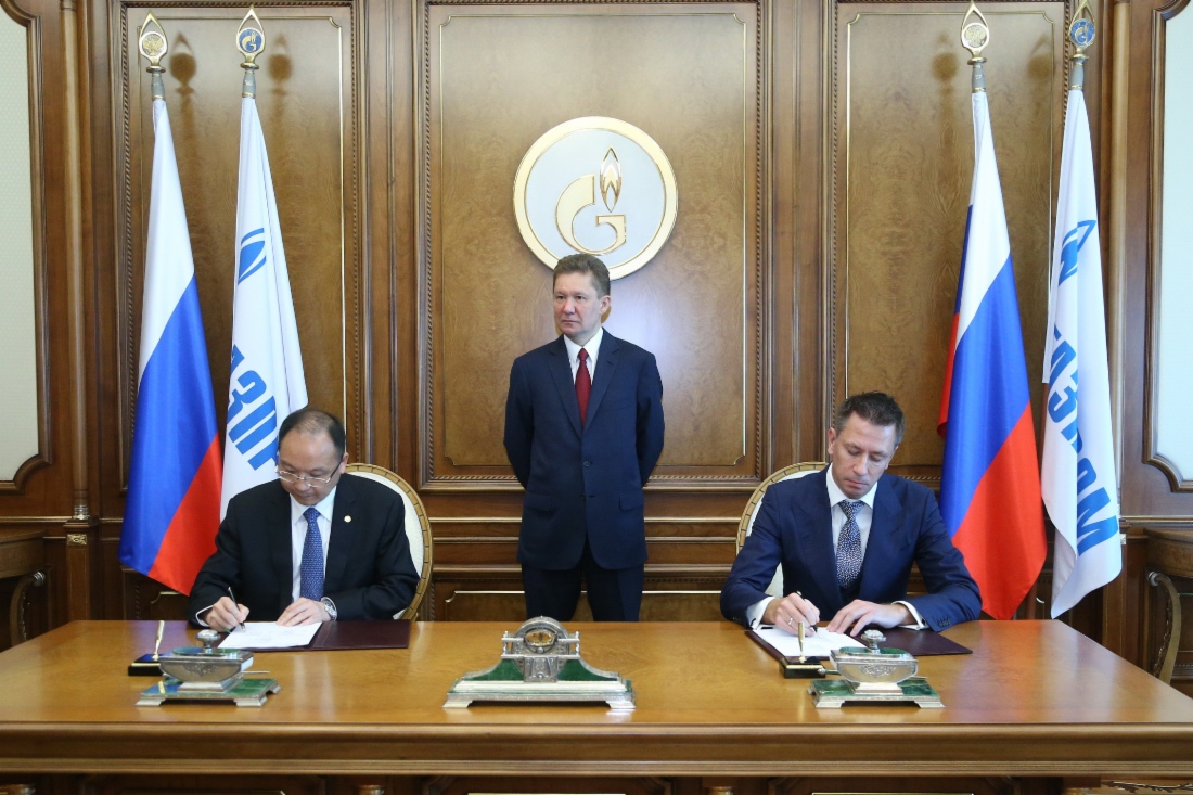 In Moskau wurde im Beisein des Vorstandsvorsitzenden der PAO Gazprom, Alexey Miller, ein Vertrag zwischen der АО NIPIGAZpererabotka und der China Gezhouba Group Corporation (CGGC) zur Durchführung von der chinesischen Gesellschaft der Bauarbeiten und Montage der Anlagen zur kryogenen Gastrennung im Gasverarbeitungswerk Amur unterzeichnet. Auf dem Foto – der Vizepräsident der CGGC, Chen Xiaohua, und der Vorstandsvorsitzende der SIBUR, Dmitry Konov