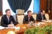 Alexey Miller (in der Mitte) während des Arbeitstreffens mit Vladimir Semashko