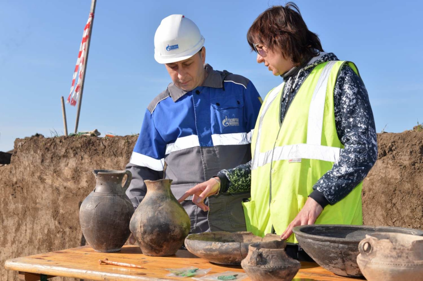 Oksana Sergeeva, Spezialistin des Unternehmens Georesurs-KB, erzählt Gasfachkräften über archäologische Fundstücke