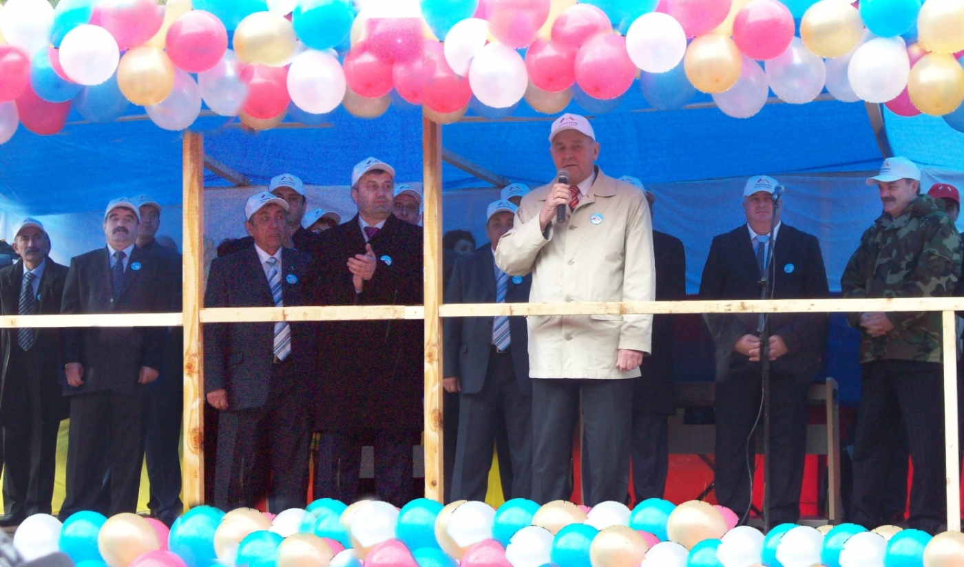Während der festlichen Veranstaltungen anlässlich der Verschweißung von „goldener Naht“ der Erdgasleitung Dzuarikau – Tskhinval – 29. Mai 2008