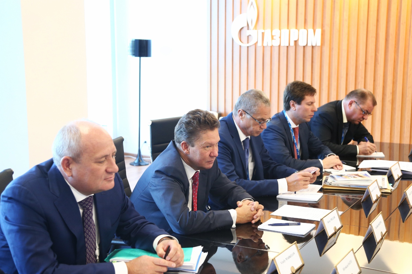 Alexey Miller (zweiter von links) während des Arbeitstreffens mit dem Vorsitzenden des Board of Directors der Mitsubishi Yorihiko Kojima