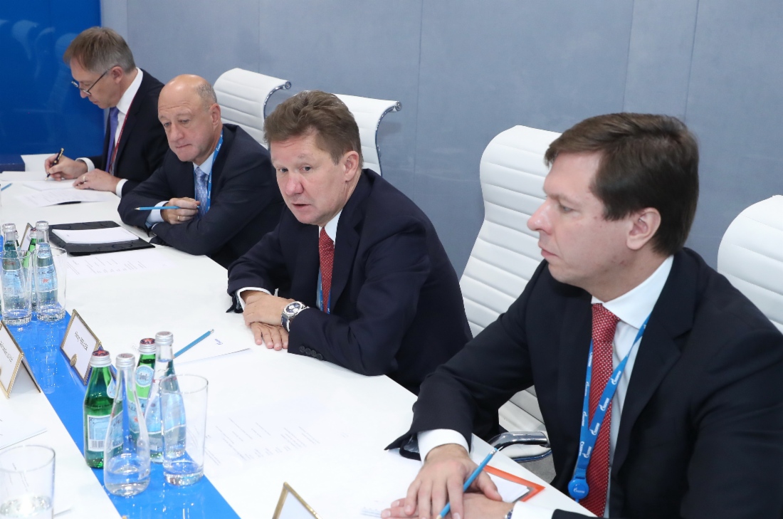 Alexey Miller (Zweiter von rechts) während des Arbeitstreffens mit dem Minister für Bergbau und Energie der Republik Serbien, Aleksandar Antic