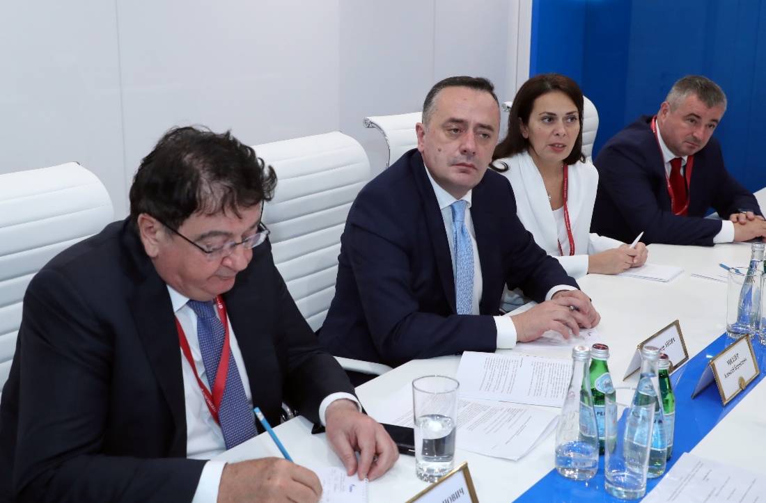 Minister für Bergbau und Energie der Republik Serbien, Aleksandar Antic (Zweiter von links), während des Arbeitstreffens mit Alexey Miller