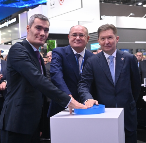 Denis Kornienko, Generaldirektor der Gazprom Gazomotornoye Toplivo, Vitaly Markelov und Alexey Miller