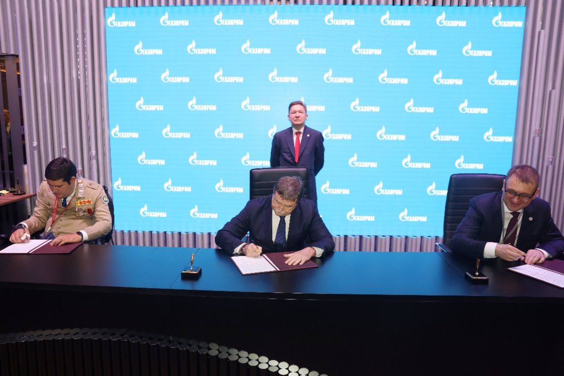 Im Rahmen des Petersburger Internationalen Wirtschaftsforums 2022 unterzeichneten der stellvertretende Vorstandsvorsitzende der PAO Gazprom, Sergey Khomyakov, der Vorstandsvorsitzende der allrussischen gesellschaftlichen Jugendorganisation Russische Studentenbrigaden, Mikhail Kiselev, und der Generaldirektor der Aktiengesellschaft Gazstroyprom, Nikolai Tkachenko, im Beisein von Alexey Miller ein Abkommen über strategische Partnerschaft