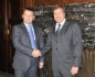 Andrey Kruglov und Chef der Abteilung Investment Banking und Firmenkundengeschäft der Bank UniCredit in Mitteleuropa Gianfranco Bisagni unterzeichneten einen bilateralen Kreditvertrag über 390 Millionen Euro.