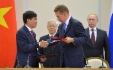 Alexey Miller (rechts) und Nguyen Xuan Son signierten ein Rahmenabkommen über die Konditionen gemeinsamer Realisierung der Projekte zur Erschließung der Lagerstätten Nagumanowskoje (Verwaltungsgebiet Orenburg) und Sewero-Purowskoje (Autonomer Kreis der Jamal-Nenzen). Bild: RIA Novosti