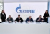 Im Rahmen des Russischen Investitionsforums in Sotschi unterzeichneten der Präsident der Aktiengesellschaft Sinara-Transport Machines (gehört der Sinara Group an), Sergey Papin, der stellvertretende Generaldirektor für technische Entwicklung der Aktiengesellschaft Transmashholding, Alexander Yermonsky, Vitaly Markelov und der stellvertretende Generaldirektor und Chefingenieur der OAO Russische Eisenbahn (RZD), Sergey Kobzev, das Maßnahmenprogramm zur Umsetzung der zuvor abgeschlossenen Vereinbarung über Zusammenarbeit beim Einsatz von Erdgas als Kraftstoff