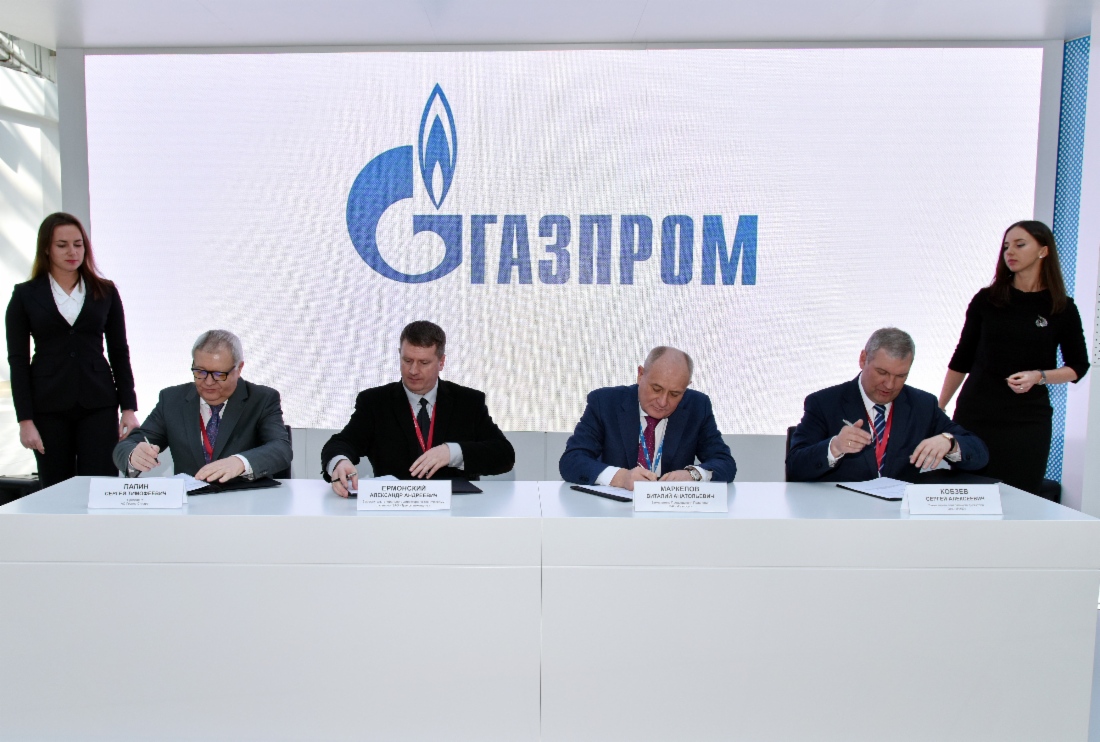 Im Rahmen des Russischen Investitionsforums in Sotschi unterzeichneten der Präsident der Aktiengesellschaft Sinara-Transport Machines (gehört der Sinara Group an), Sergey Papin, der stellvertretende Generaldirektor für technische Entwicklung der Aktiengesellschaft Transmashholding, Alexander Yermonsky, Vitaly Markelov und der stellvertretende Generaldirektor und Chefingenieur der OAO Russische Eisenbahn (RZD), Sergey Kobzev, das Maßnahmenprogramm zur Umsetzung der zuvor abgeschlossenen Vereinbarung über Zusammenarbeit beim Einsatz von Erdgas als Kraftstoff
