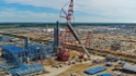 Montage der großtonnagigen Ausrüstung auf der Baustelle des Gasverarbeitungswerkes Amur