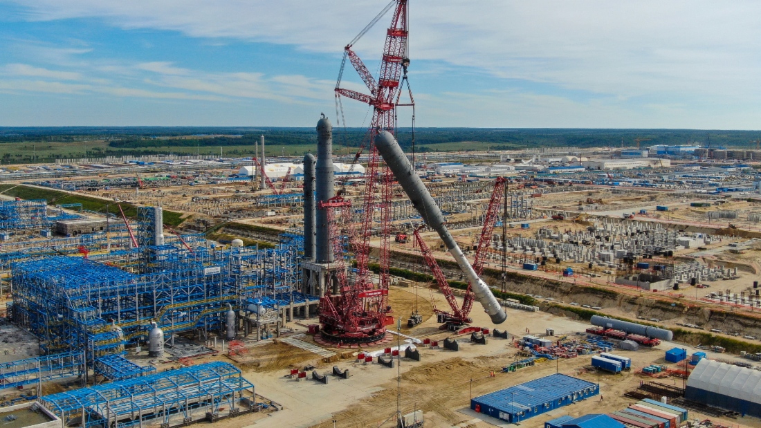 Montage der großtonnagigen Ausrüstung auf der Baustelle des Gasverarbeitungswerkes Amur