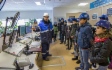 Schüler der Gazprom-Klassen werden mit den von der Gazprom Dobycha Urengoy gefragten Berufen im Rahmen der Aktion „Ein Tag am Arbeitsplatz“ bekannt gemacht 