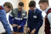 Quest-Spiel „Welt der Kommunikation“: Lernende der Gazprom-Klassen bauen ein Patchkabel zusammen (Gazprom Dobycha Nadym)