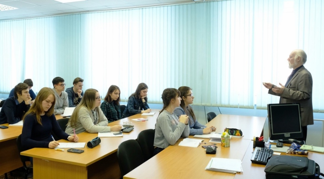 Vorbereitung auf die Einheitliche Staatliche Abschlussprüfung mit Evgeny Riger, dem Pädagogen an der Russischen Staatlichen Gubkin-Universität für Erdöl und Gas (Nationale Forschungsuniversität), Dozenten und promovierten Doktor der physikalisch-mathematischen Wissenschaften