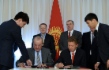 Turgunbek Kulmurzayev und Alexey Miller unterzeichneten einen Kaufvertrag über 100 Prozent der Anteile am Stammkapital der OsОО KyrgyzgazProm. Foto: Sultan Dosaliyev, Abteilung Informationspolitik der Administration des Präsidenten der Kirgisischen Republik