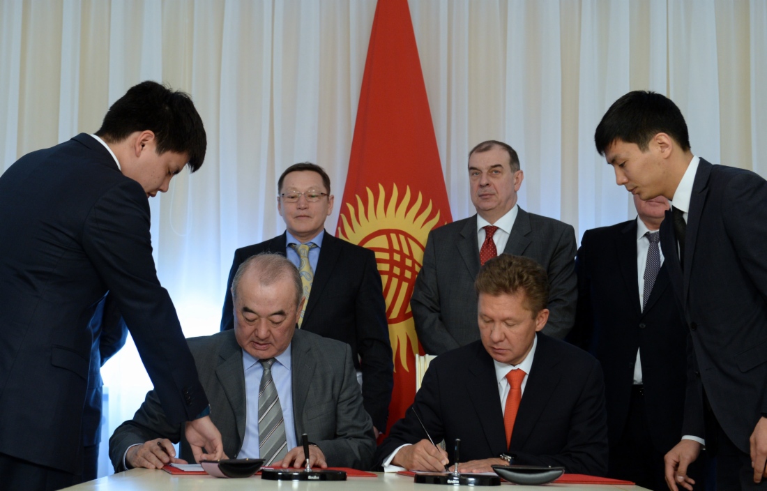 Turgunbek Kulmurzayev und Alexey Miller unterzeichneten einen Kaufvertrag über 100 Prozent der Anteile am Stammkapital der OsОО KyrgyzgazProm. Foto: Sultan Dosaliyev, Abteilung Informationspolitik der Administration des Präsidenten der Kirgisischen Republik
