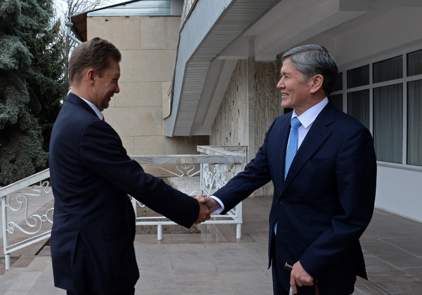 Alexey Miller und der Präsident der Kirgisischen Republik Almazbek Atambayev. Foto: Sultan Dosaliev, Abteilung Informationspolitik der Administration des Präsidenten der Kirgisischen Republik