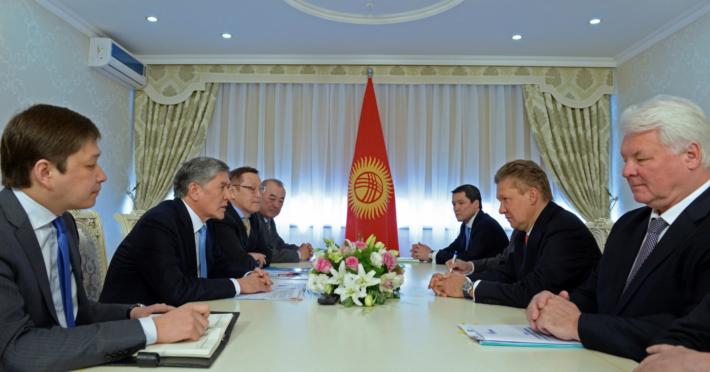 Im Rahmen des Besuchs fand ein Treffen  zwischen Almazbek Atambayev (zweiter v. l.) und Alexey Miller (zweiter v. r.) statt. Foto: Sultan Dosaliev, Abteilung Informationspolitik der Administration des Präsidenten der Kirgisischen Republik