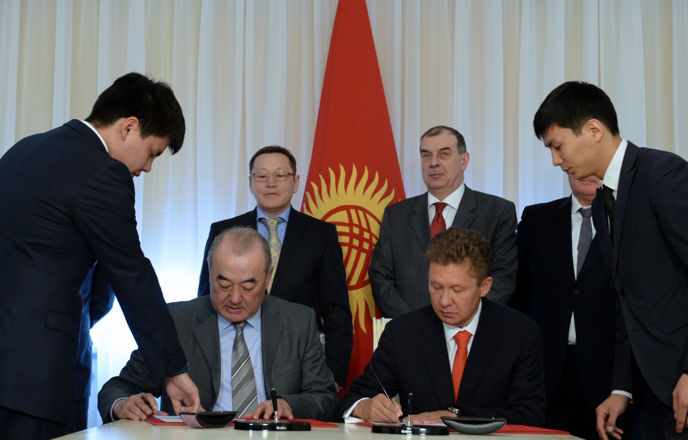 Im Rahmen des Besuchs unterzeichneten Turgunbek Kulmurzaev, Generaldirektor der  ОАО Kyrgyzgaz, und Alexey Miller einen Kaufvertrag über 100 Prozent der Anteile am Stammkapital der ОsОО KyrgyzgazProm. Foto: Sultan Dosaliev, Abteilung Informationspolitik der Administration des Präsidenten der Kirgisischen Republik