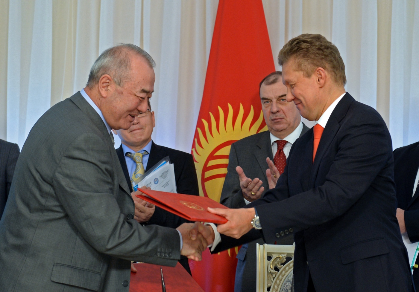 Turgunbek Kulmurzaev und Alexey Miller. Foto: Sultan Dosaliev, Abteilung Informationspolitik der Administration des Präsidenten der Kirgisischen Republik