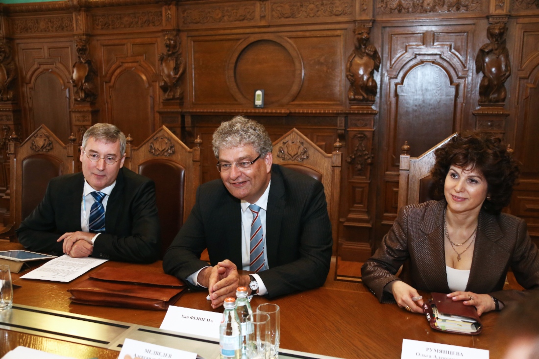 Han Fennema (Mitte) während des Treffens mit Alexander Medvedev im Rahmen des Internationalen Wirtschaftsforums 2014 in Sankt Petersburg