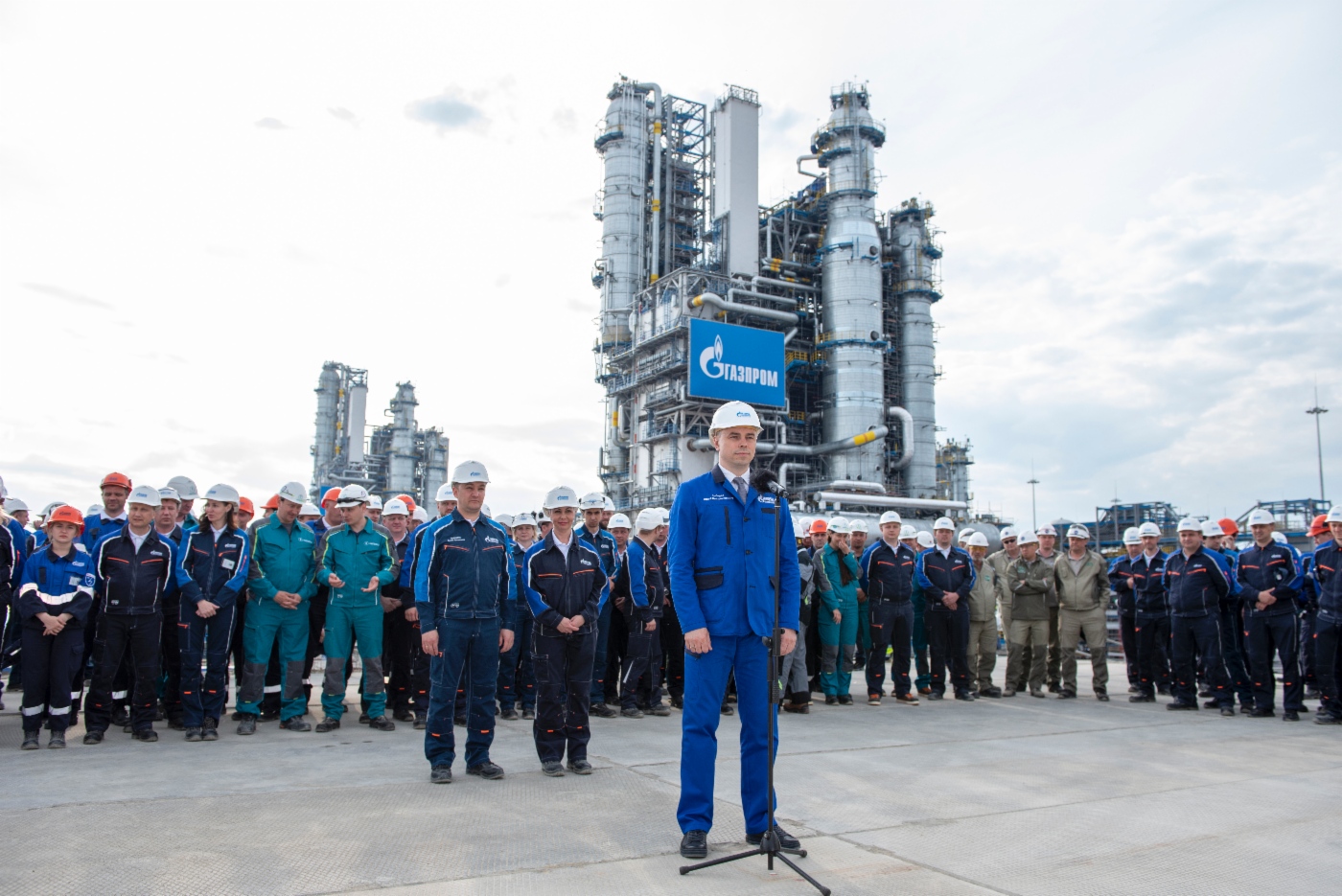 Yury Lebedev, Generaldirektor der Gazprom Pererabotka Blagoveshchensk (am Mikrofon)