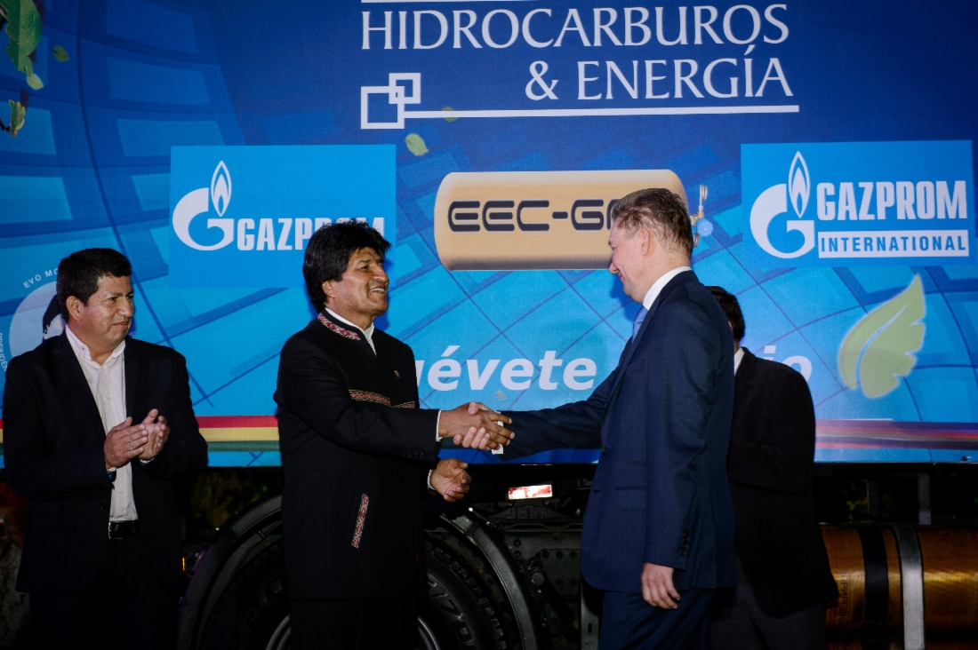 Minister für Kohlenwasserstoffe und Energie Boliviens, Luis Alberto Sánchez, Präsident des Plurinationalen Staates Bolivien, Evo Morales, und Alexey Miller während des Arbeitstreffens