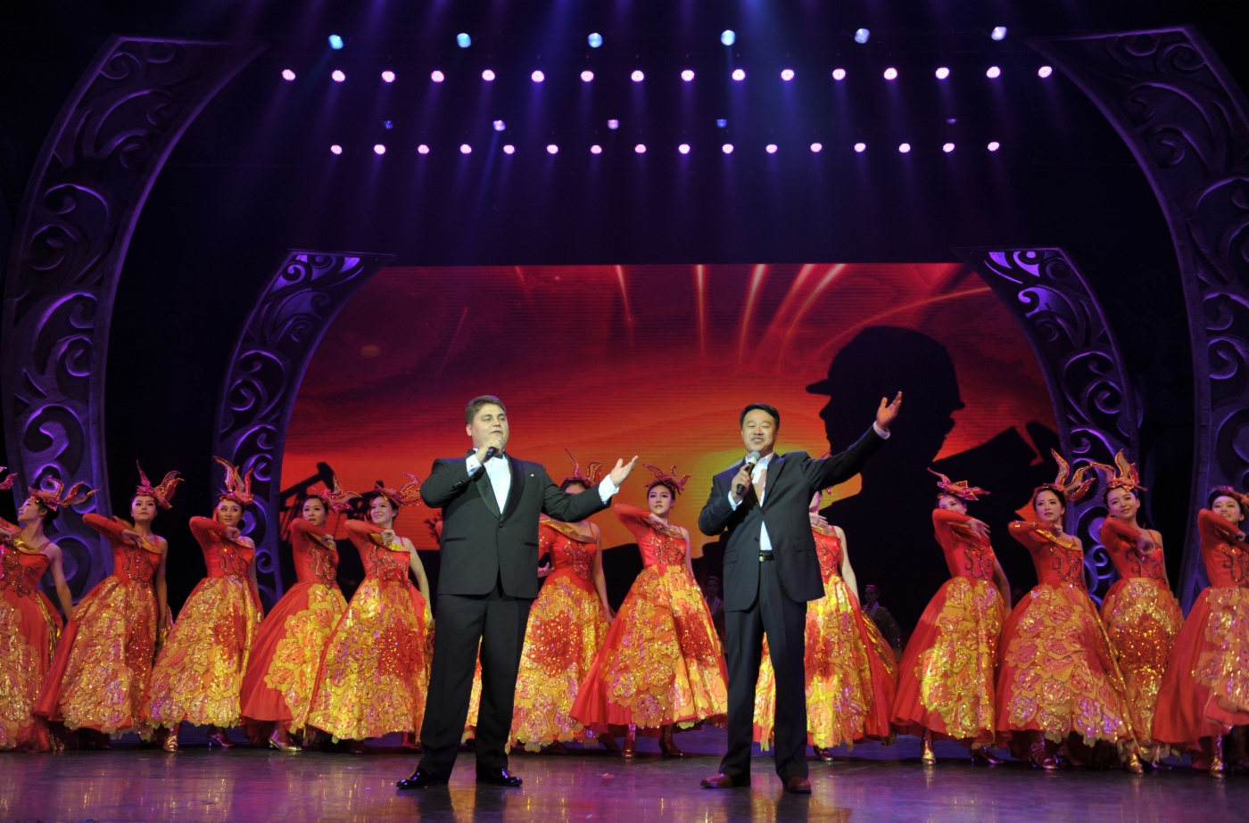 Viktor Neverov  (Russland), Song Xiao-Jing (China) und das Ensemble Steinerne Blume (China) mit ihrem Lied zum Abschluss des Galakonzerts in der Stadt Chengdu