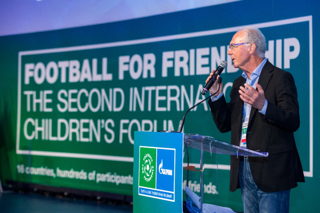 Franz Beckenbauer war beim zweiten internationalen Kinderforum „Football for Friendship“ mit von der Partie