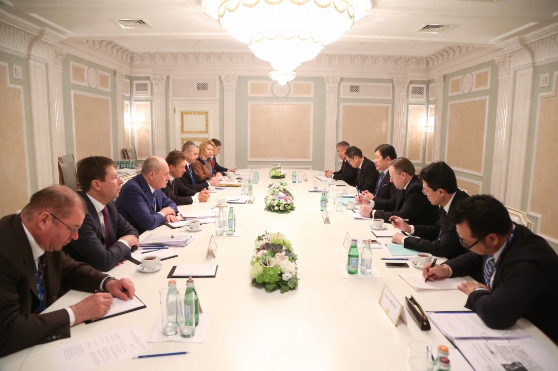 Arbeitstreffen zwischen Alexey Miller und Tatsuo Yasunaga, Representative Director und CEO der Mitsui & Co., Ltd., im Rahmen des Petersburger Internationalen Wirtschaftsforums 2017