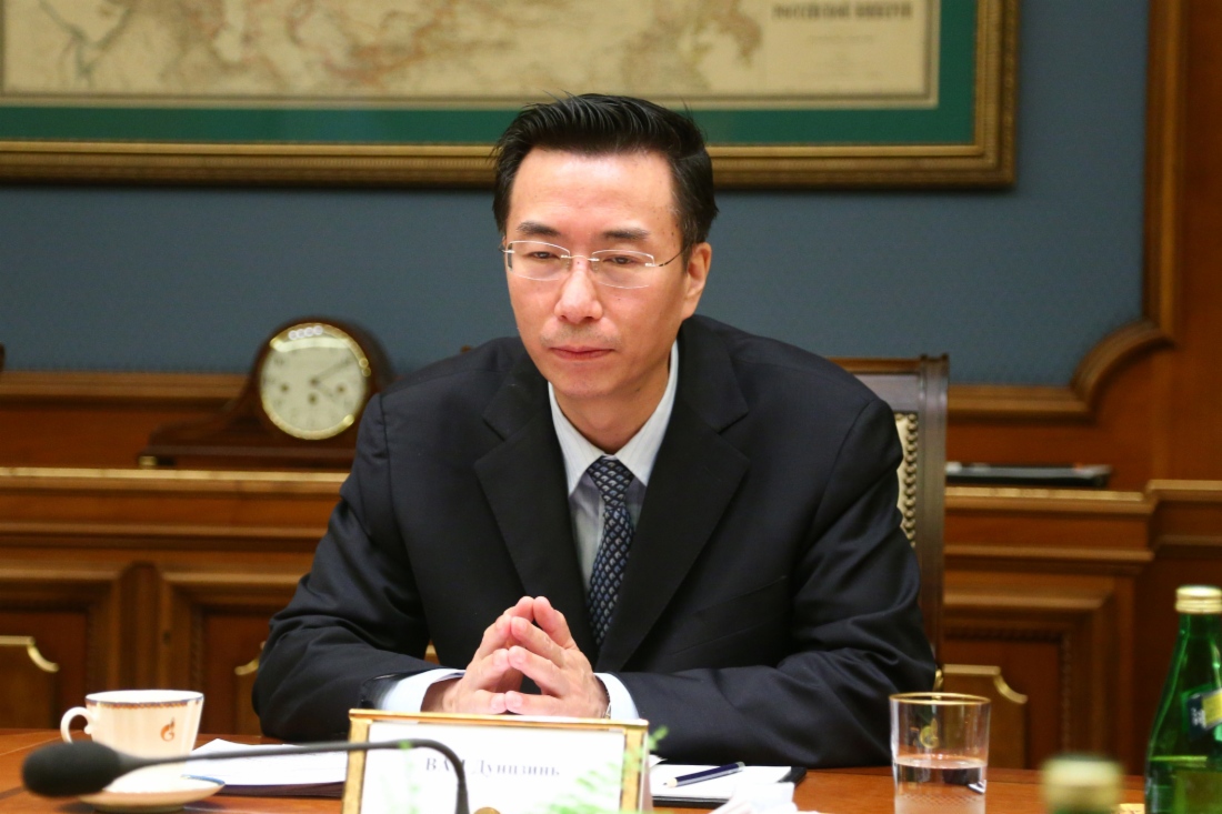 Vizepräsident der CNPC Wang Dongjin während des Treffens mit Alexey Miller