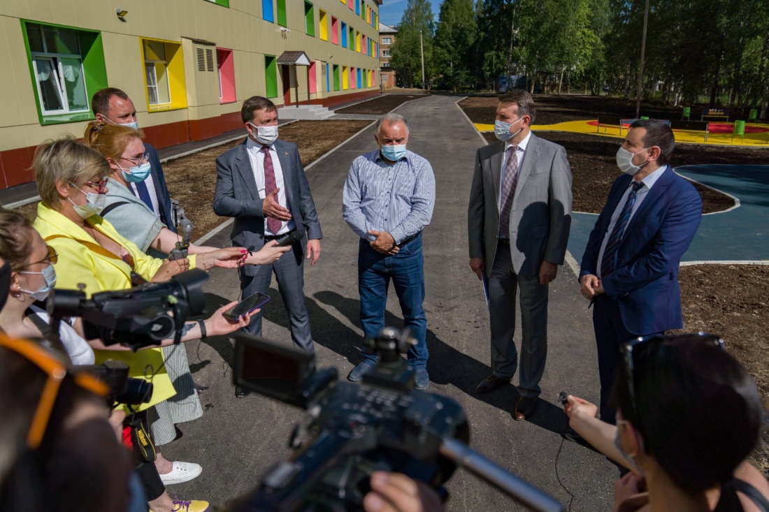 An der Veranstaltung nahmen teil: Igor Dyagilev, amtierender Gesundheitsminister der Republik Komi, Magomed Osmanov, Verwaltungsleiter des Stadtbezirkes Uchta, Alexander Gaivoronsky, Generaldirektor der Gazprom Transgaz Ukhta, Sergey Omelyanovich, Generaldirektor der Betiz, und Marat Nuriev, Chefarzt des Kinderkrankenhauses Uchta An der Veranstaltung nahmen teil: Igor Dyagilev, amtierender Gesundheitsminister der Republik Komi, Magomed Osmanov, Verwaltungsleiter des Stadtbezirkes Uchta, Alexander Gaivoronsky, Generaldirektor der Gazprom Transgaz Ukhta, Sergey Omelyanovich, Generaldirektor der Betiz, und Marat Nuriev, Chefarzt des Kinderkrankenhauses Uchta