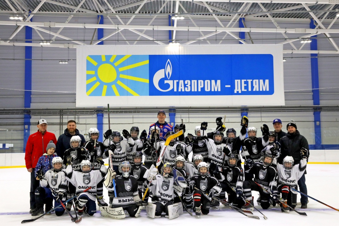 Bogdan Yakimov (Mitte) mit jungen Eishockeyspielern