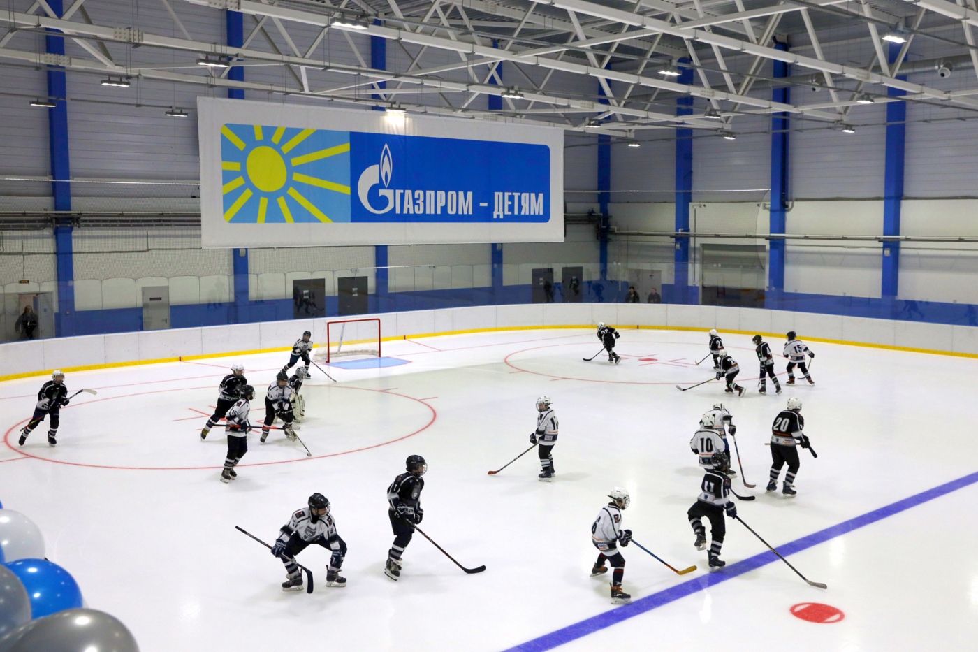 Eisfläche im Sport- und Gesundheitskomplex in Swetogorsk