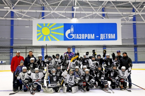 Bogdan Yakimov, Angriffsspieler des Eishockeyklubs SKA (Sankt Petersburg), mit jungen Eishockeyspielern