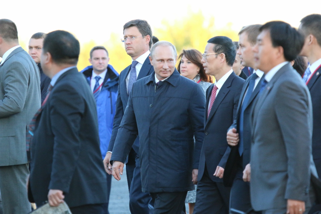 Vladimir Putin (in der Mitte) während der Festveranstaltungen anlässlich der Schweißung des ersten Rohrstoßes an der Ferngasleitung Power of Siberia