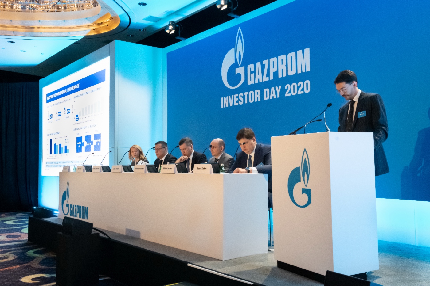 Kiril Polous (rechts), Verwaltungsleiter der Gazprom, während seines Vortrags am Investorentag der Gazprom in New York