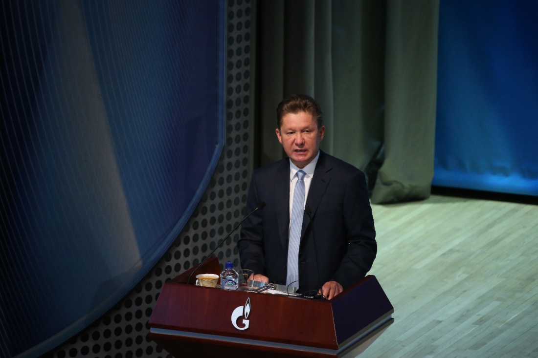 Alexey Miller hält den Vortrag in der Jahreshauptversammlung