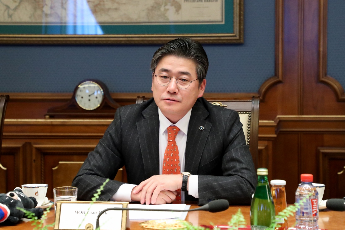 Präsident und CEO der KOGAS, Seung-Il Cheong, während des Arbeitstreffens mit Alexey Miller