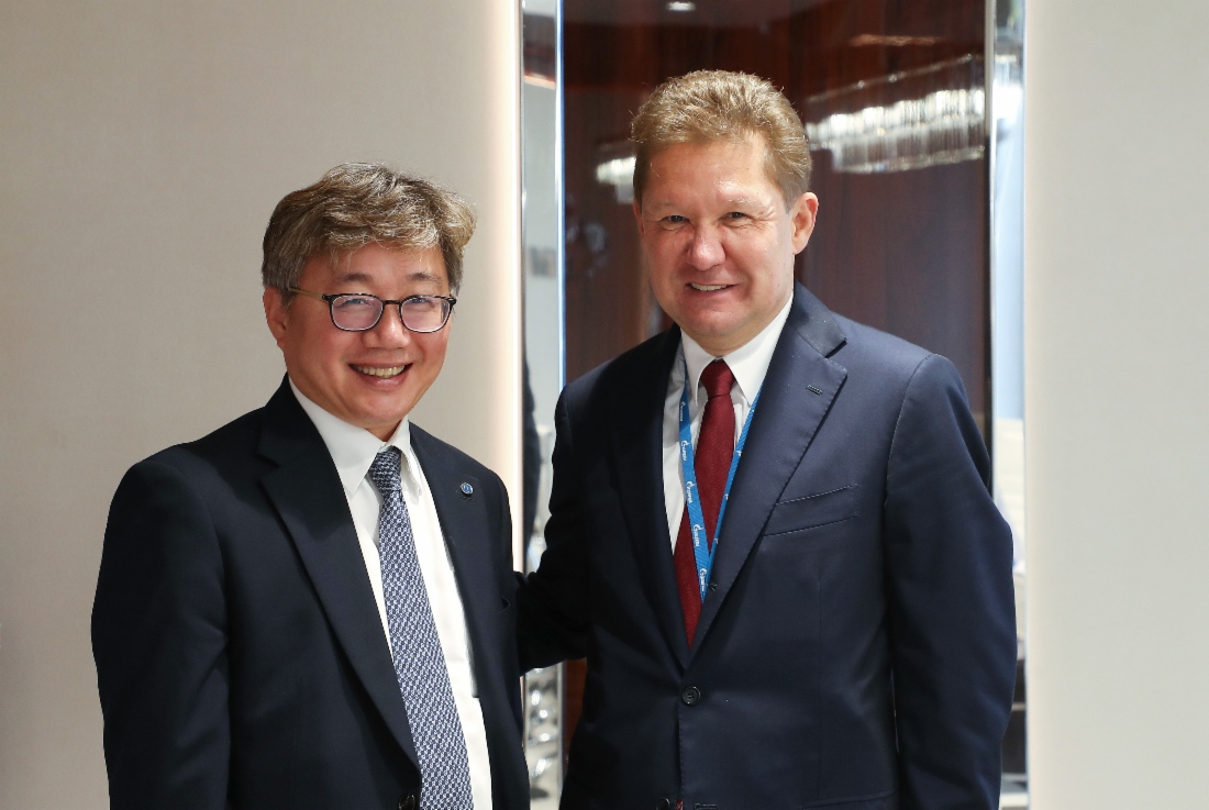 Arbeitstreffen zwischen dem Präsidenten und CEO der Gesellschaft KOGAS, Hee-Bong Chae, und Alexey Miller in Wladiwostok im Rahmen des V. Östlichen Wirtschaftsforums