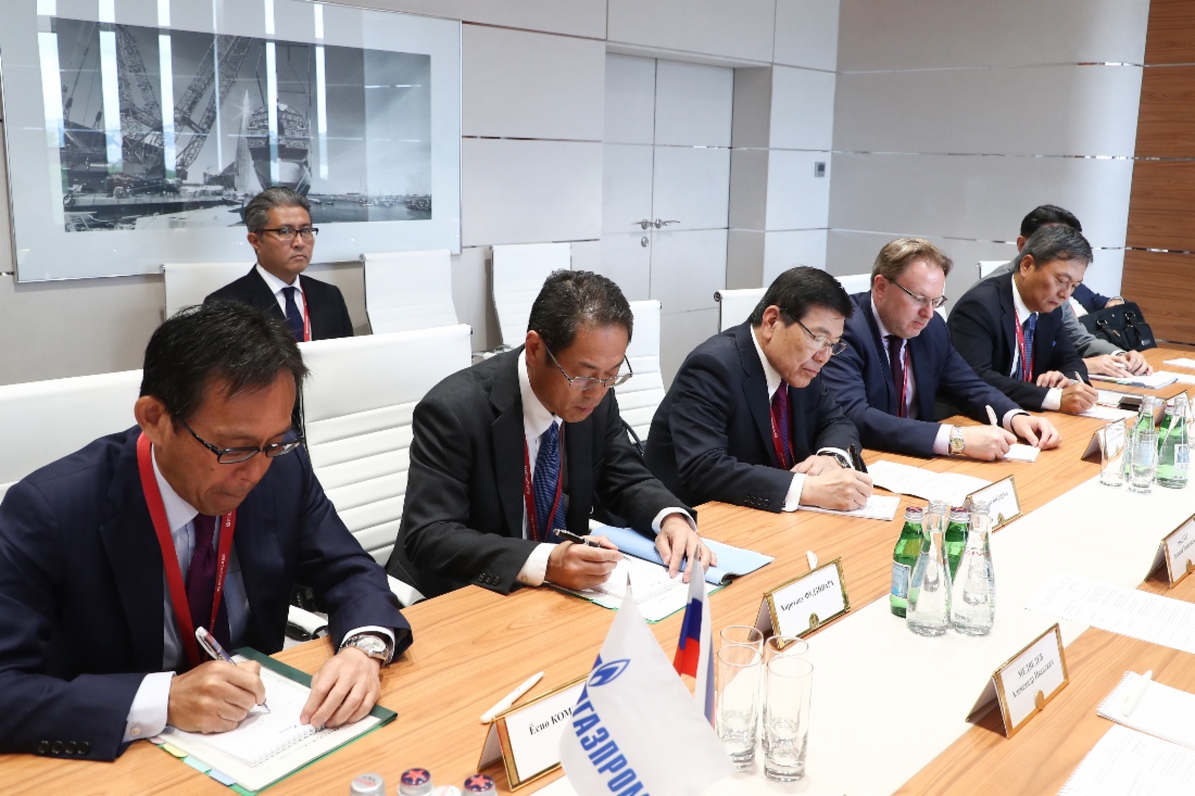 Arbeitstreffen zwischen Alexey Miller (Mitte) und dem Chairman of the Board of Directors der Mitsui & Co., Ltd., Masami Iijima, im Rahmen des IV. Östlichen Wirtschaftsforums in Wladiwostok