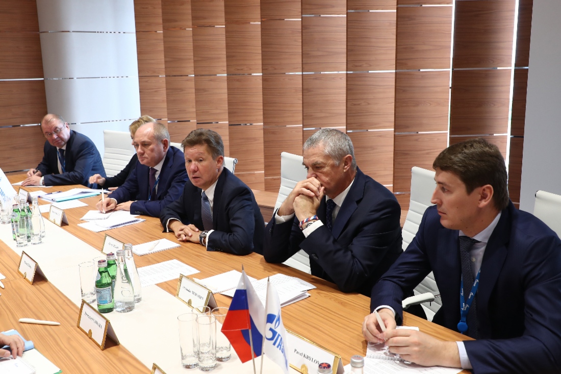 Arbeitstreffen zwischen Alexey Miller (Mitte) und dem Chairman of the Board of Directors der Mitsui & Co., Ltd., Masami Iijima, im Rahmen des IV. Östlichen Wirtschaftsforums in Wladiwostok