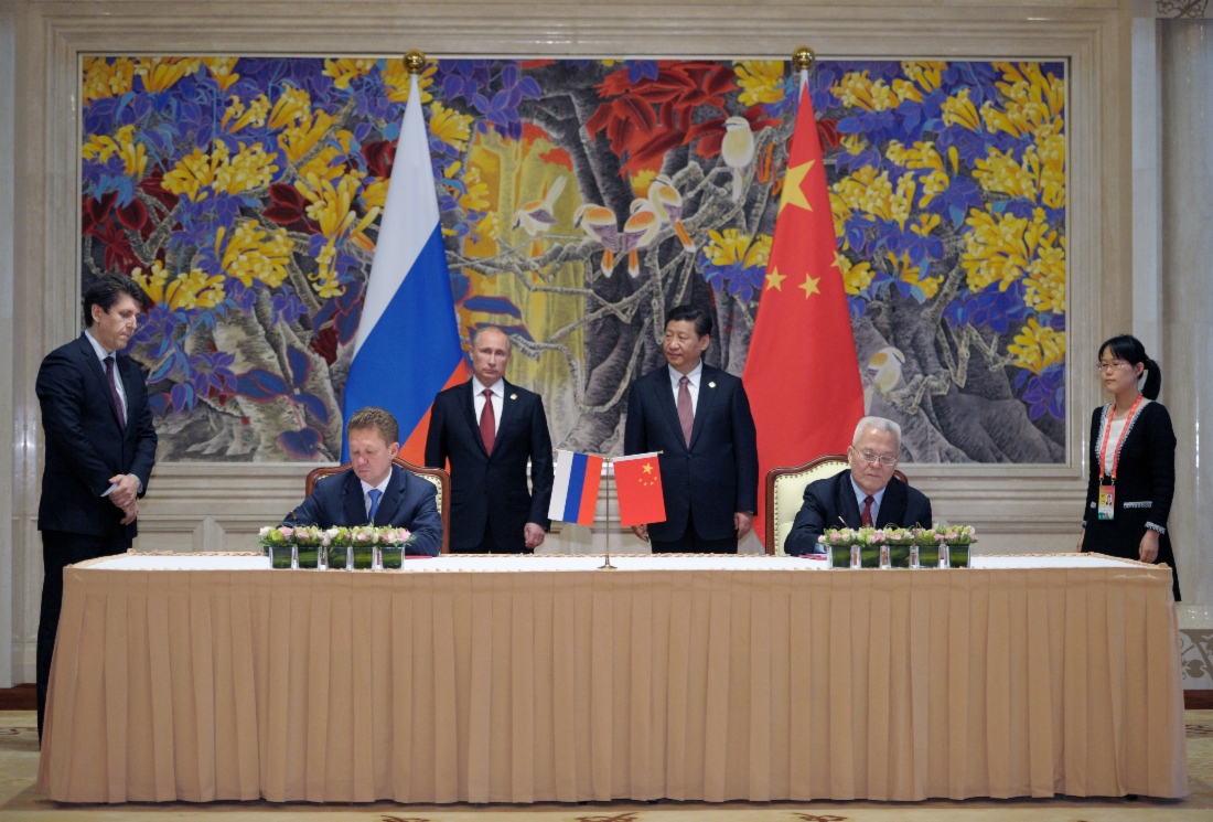 Alexey Miller und Präsident der CNPC Zhou Jiping unterzeichnen einen Kaufvertrag für russische Gaslieferungen über die Ostroute im Beisein des russischen Präsidenten Vladimir Putin und des chinesischen Staatspräsidenten Xi Jinping, 21. Mai 2014. Foto: RIA Novosti