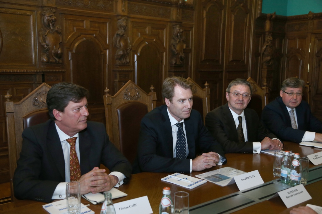 Paal Kibsgaard (Zweiter v. l.) während des Treffens mit Vitaly Markelov im Rahmen des Internationalen Wirtschaftsforums 2014 in Sankt Petersburg